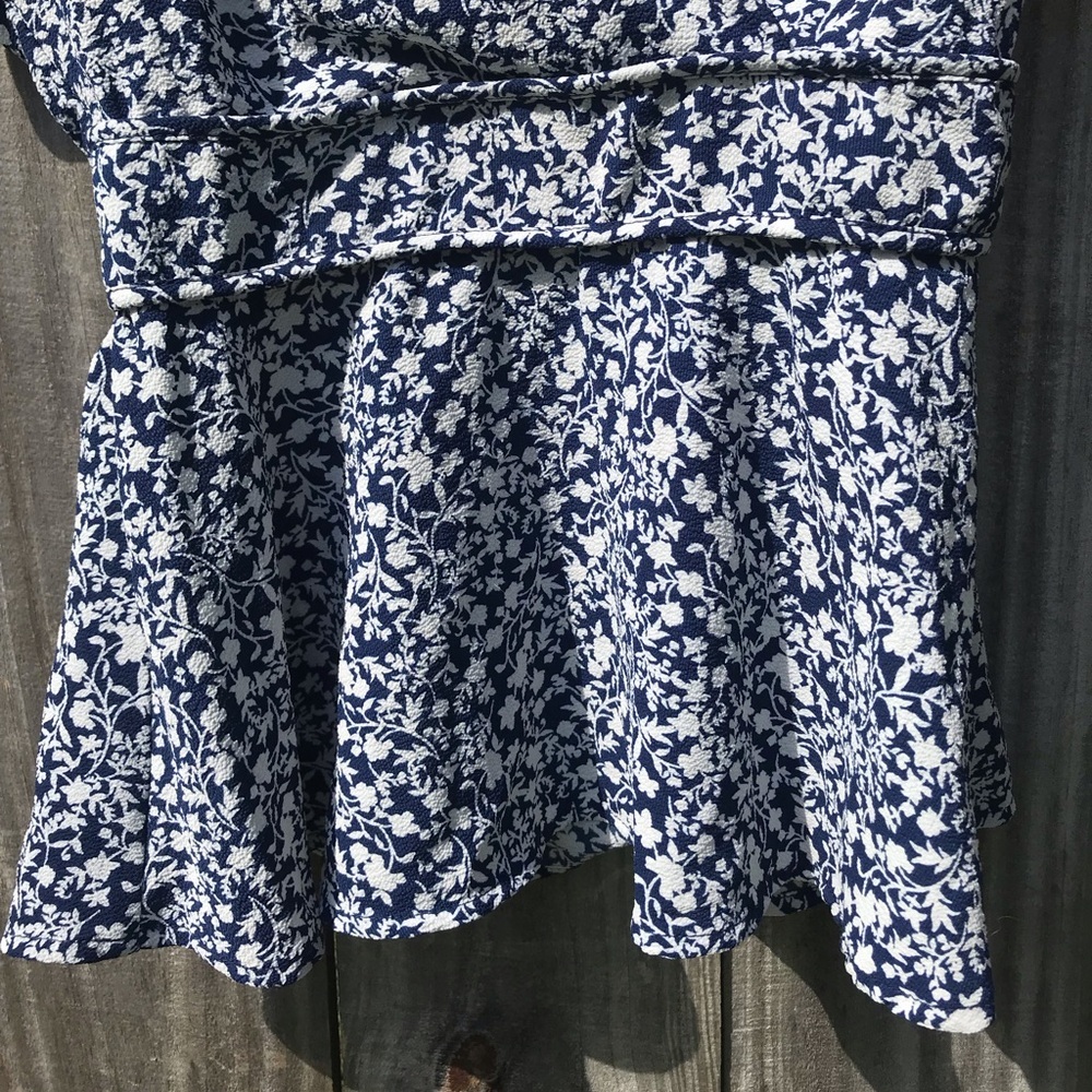 Monteau Los Angeles Floral Navy Blue Women's Top - Picture 3 of 9